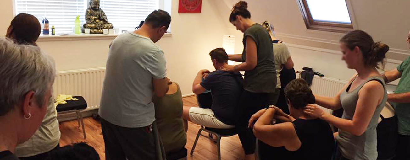 Nek schouder massage op gewone stoel Massabia-trainingen